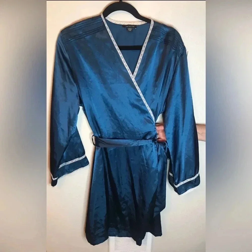 Jones New York Satin Wrap Robe Size Large/ XL Blue